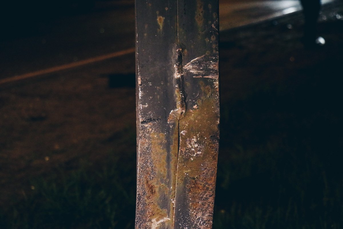 Opel на бляхах врезался в опору билборда