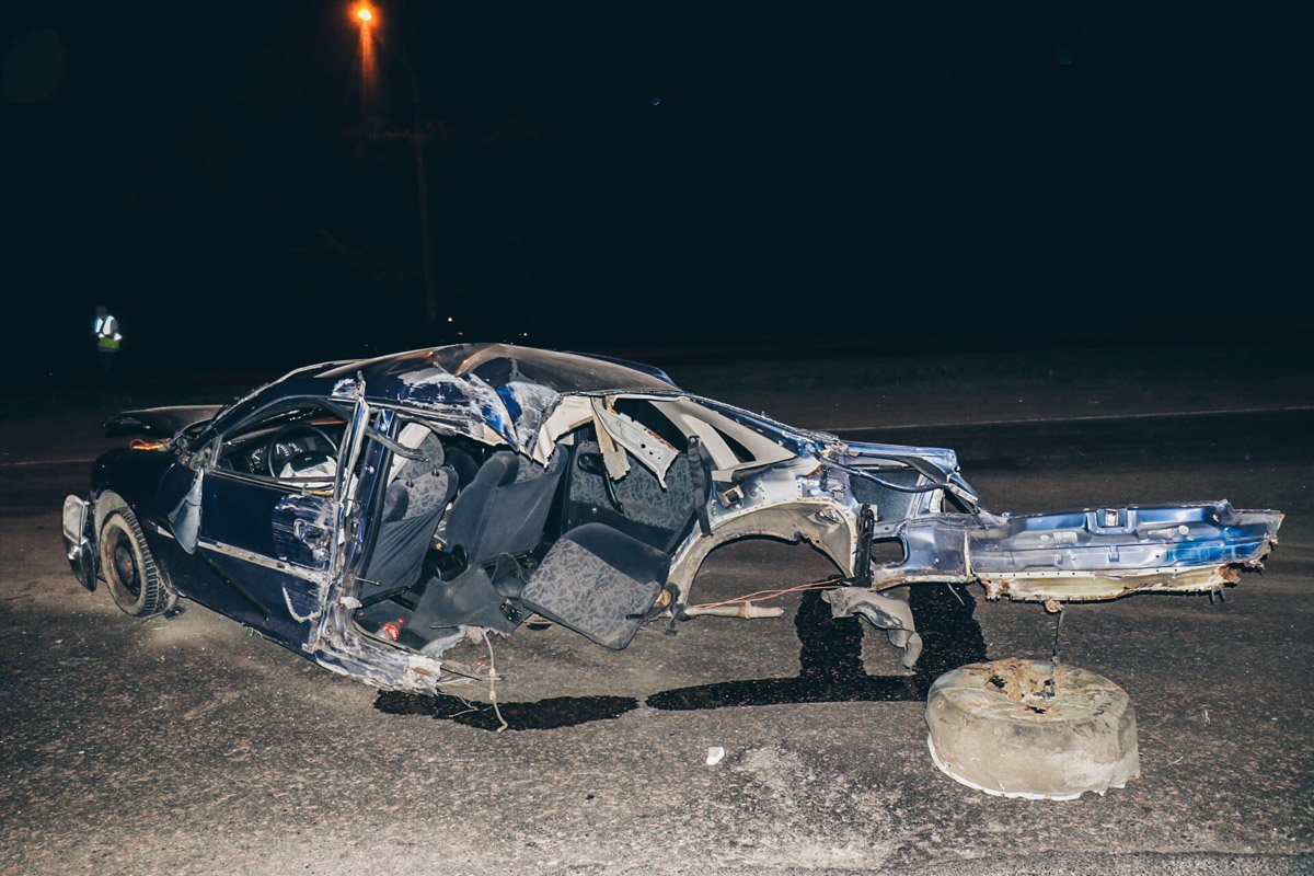 От удара автомобиль разорвало на части