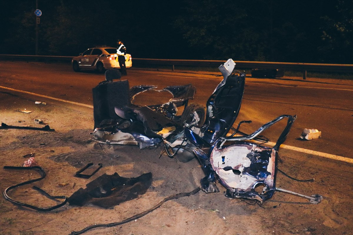 Обломки разбросаны по дороге