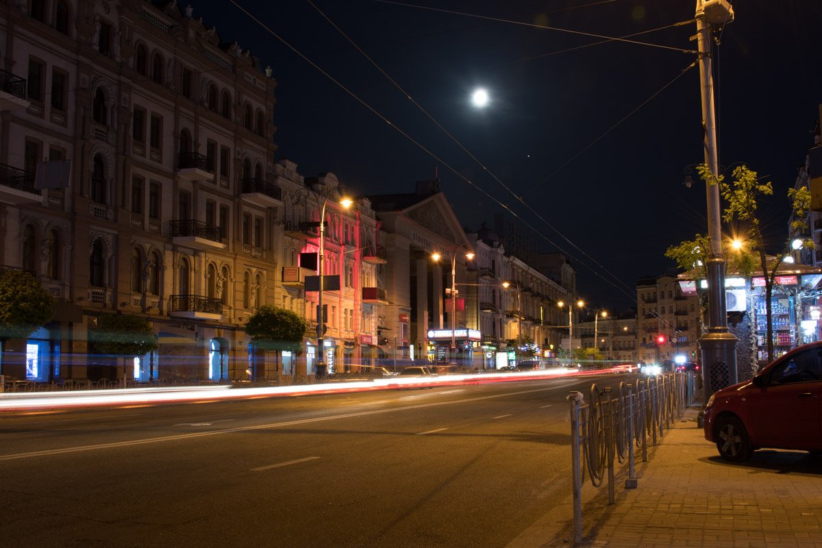 Луна таинственно и гордо возвышалась на небосводе