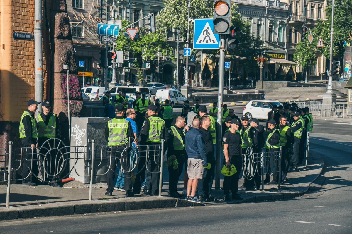 Невооруженным глазом можно оценить, что счет правоохранителей пошел сотнями 