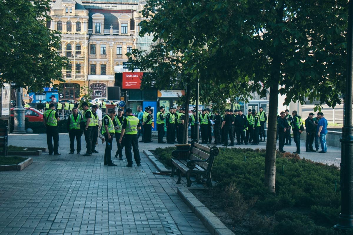 В ярких жилетах полицию ни с кем не спутаешь