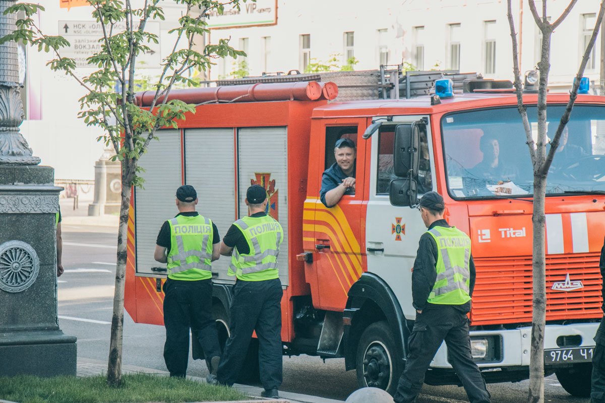 Также на место проведения марша стянули и спасателей