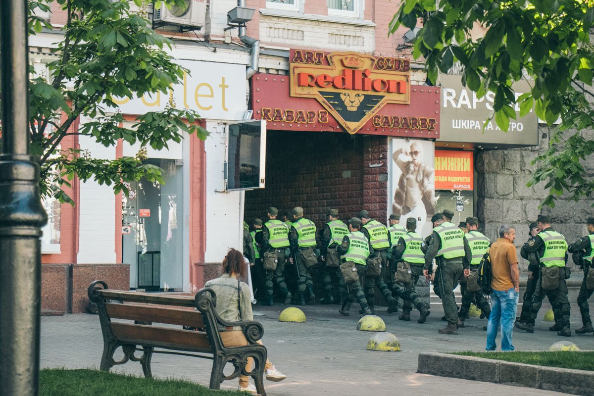 В кабаре идут...