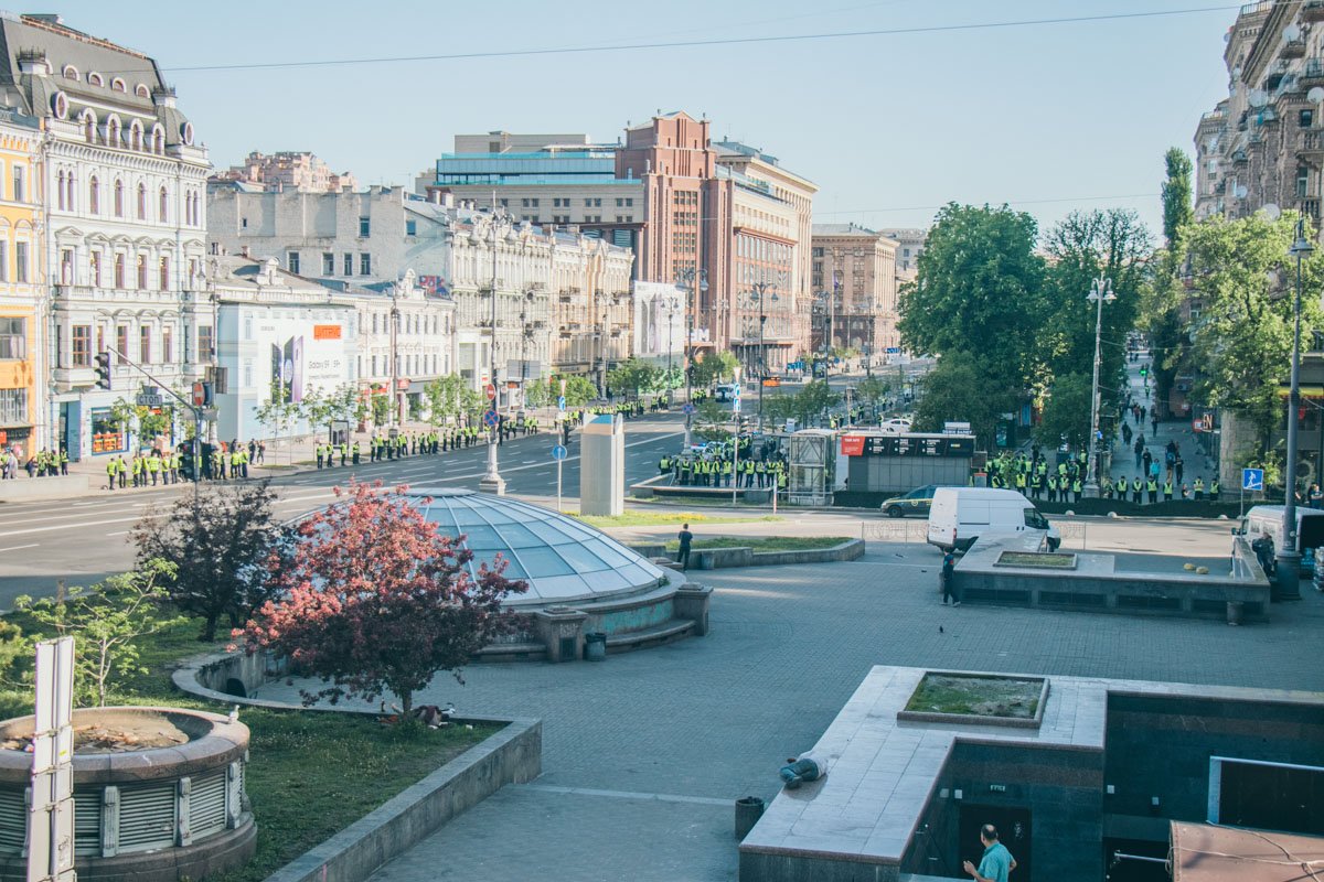 Прравоохранители стоят вдоль всего Крещатика