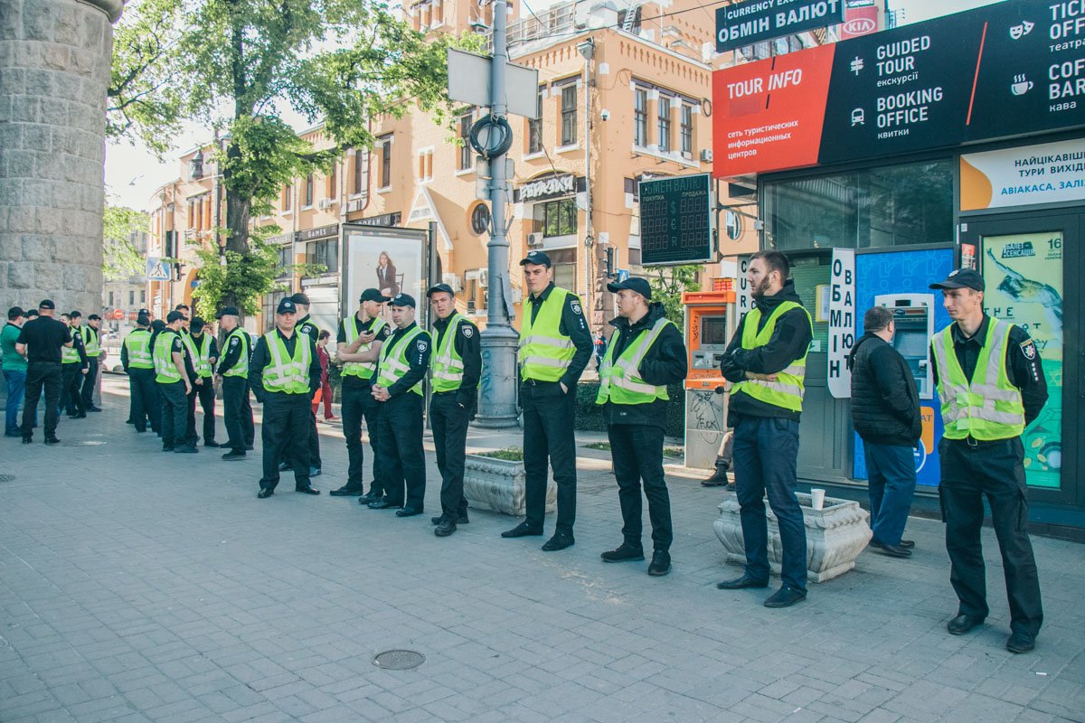 Некоторые позируют