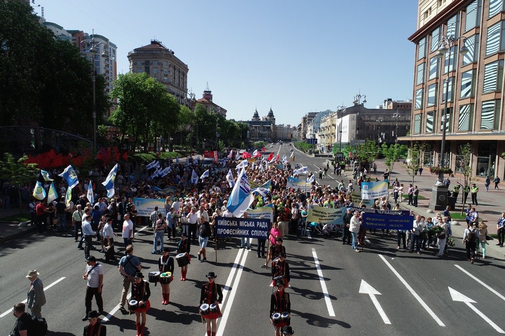 В марше принимают участие профсоюзы, социалистическая партия, социал-демократическая партия, рабочая партия, Партия зеленых, военные пенсионеры