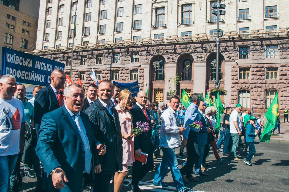 Во главе колонны Каплин и представители левых сил