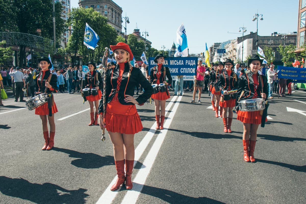 Впереди колонны шли барабанщицы