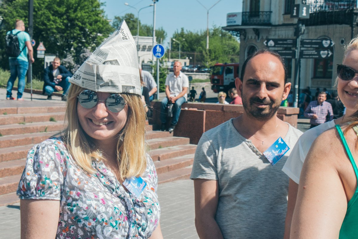 Участники митинга спасались от жаркого первомайского солнышка как могли