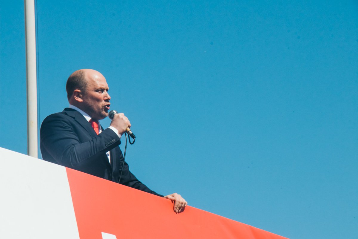 И Каплин такой молодой...