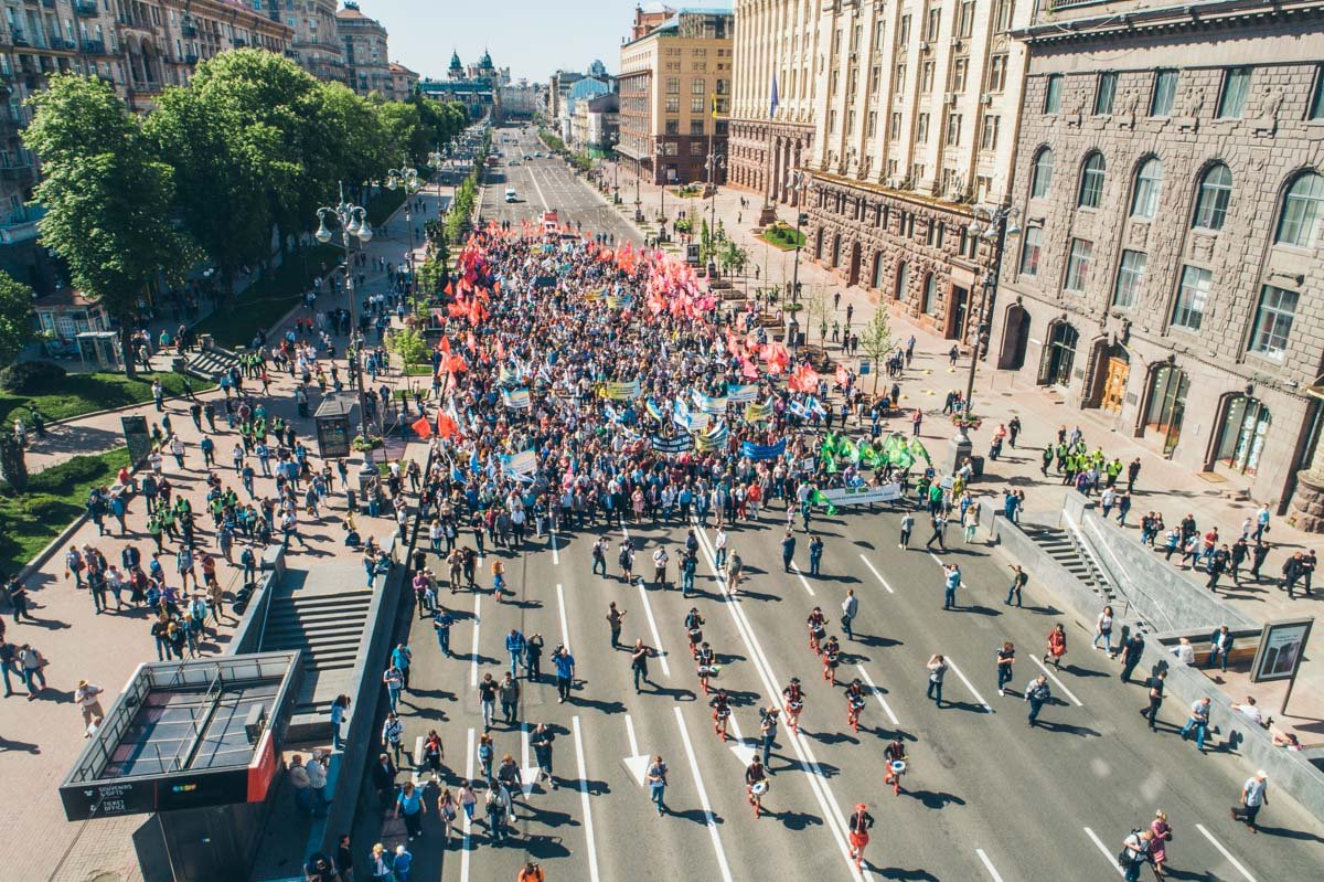 Больше сотни прохожих сопровождали и фотографировали митингующих