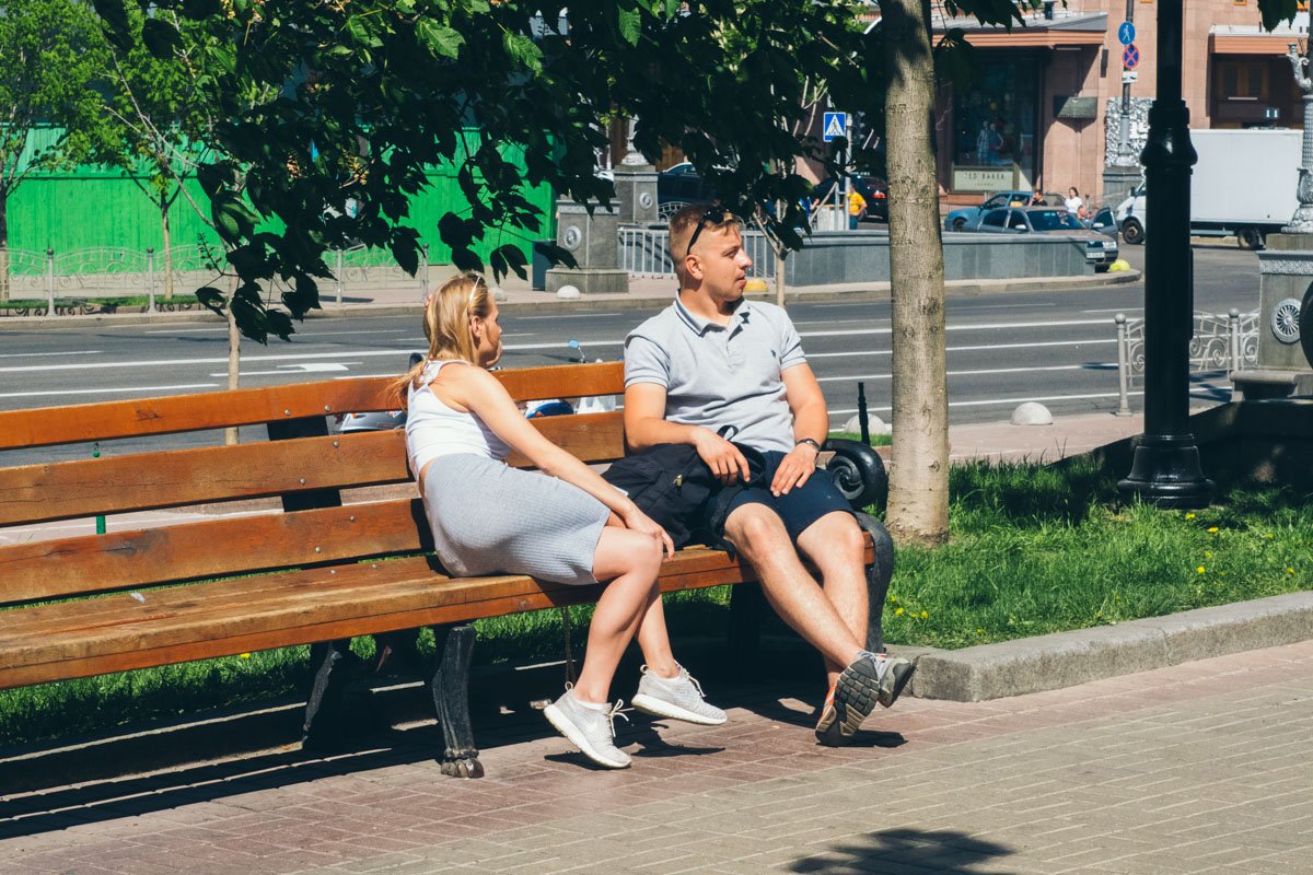 Люди нежатся на солнышке Люди нежатся на солнышке