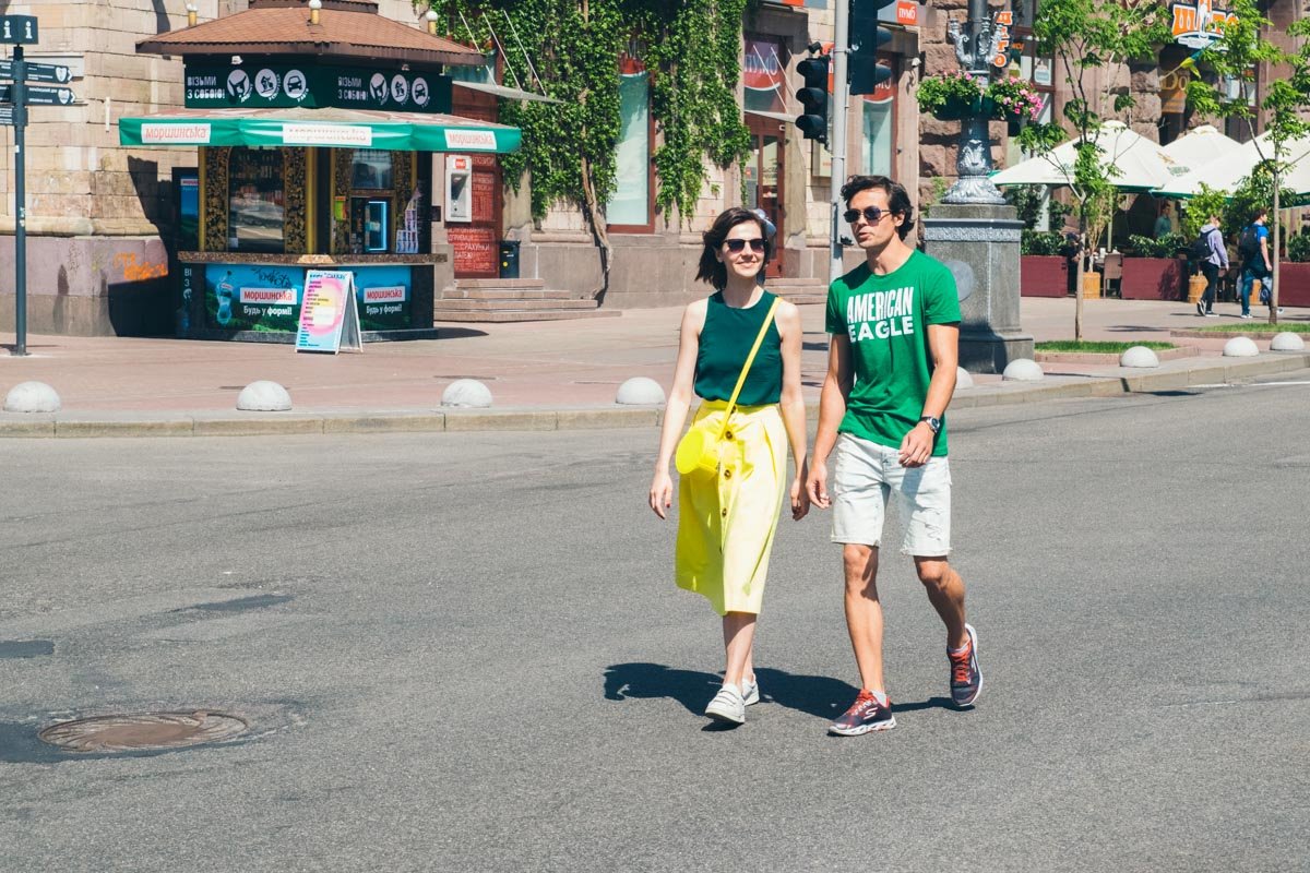 Многие уже перешли на яркий летний гардероб Многие уже перешли на яркий летний гардероб