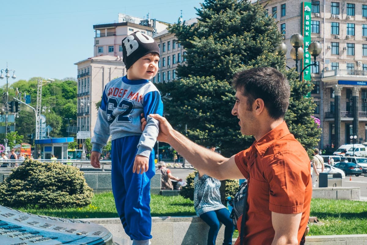 Крепкое отцовское плечо всегда рядом Крепкое отцовское плечо всегда рядом