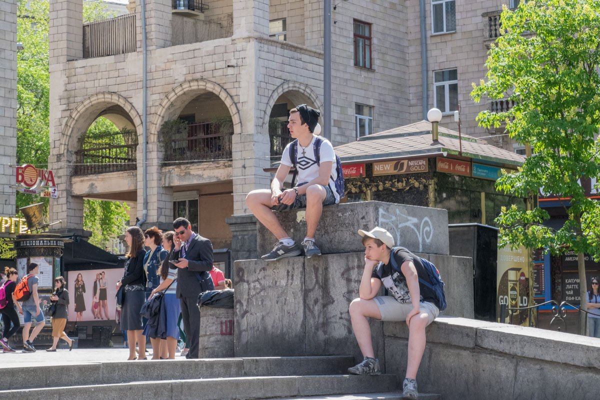 А парни, наверное, ждут зрелищ А парни, наверное, ждут зрелищ