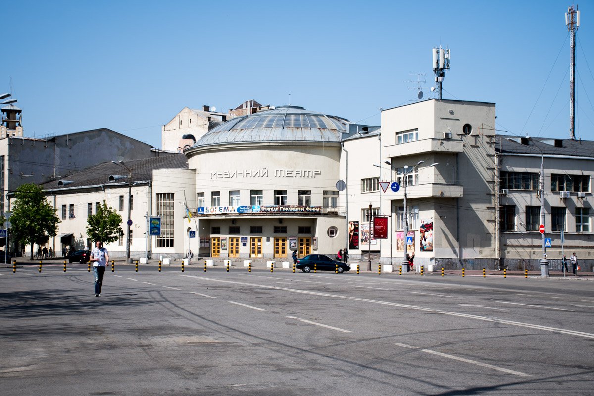 Столбиками оградили движение возле музыкального театра Столбиками оградили движение возле музыкального театра