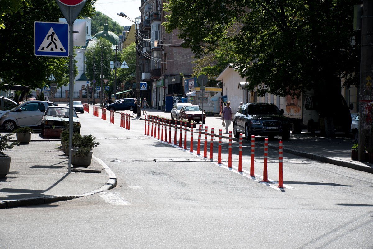 Разделители потоков на улице Хорива между улицами Межигорской и Константиновской Разделители потоков на улице Хорива между улицами Межигорской и Константиновской