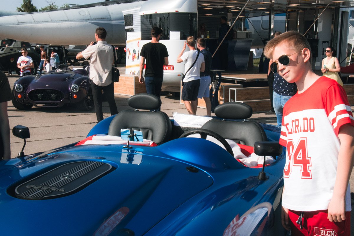 Гости фестиваля Old Car Land фотографировались с автомобилями