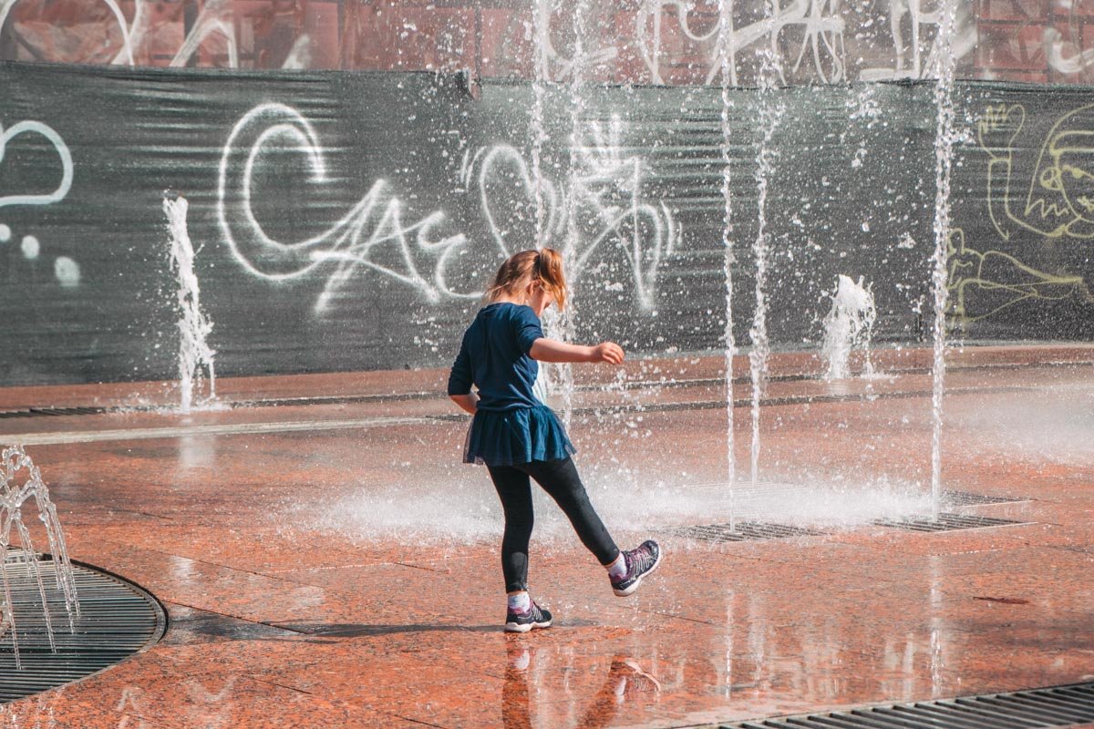 Шлепать во воде - любимая забава детворы