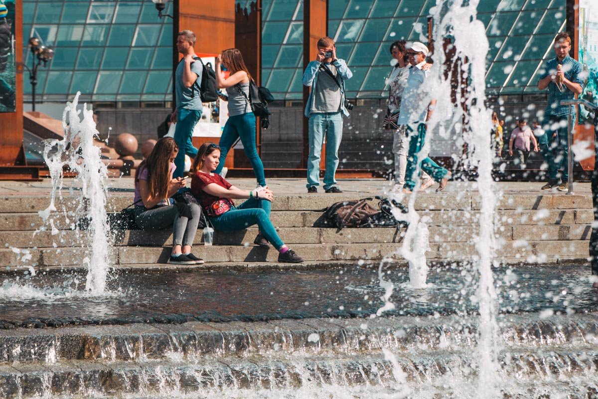 Возле фонтанов собирается много отдыхающих