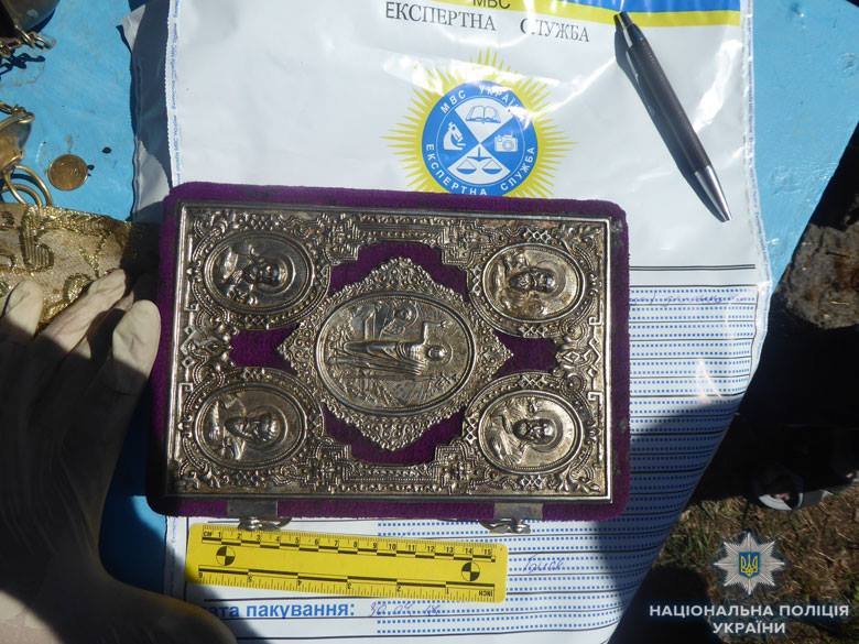 Украденное Евангелие и остальные вещи изъяли у преступника Украденное Евангелие и остальные вещи изъяли у преступника