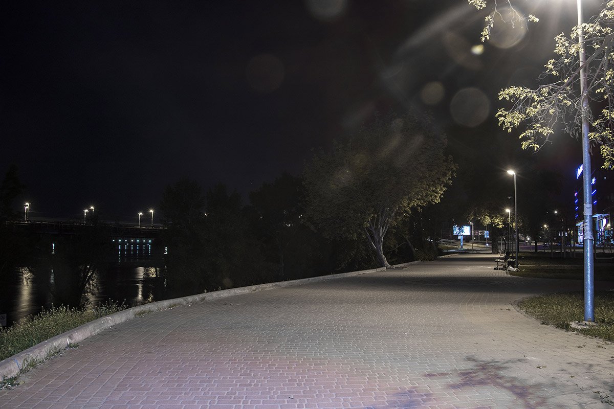 В Днепре отражаются фонари, которые освещают большой город