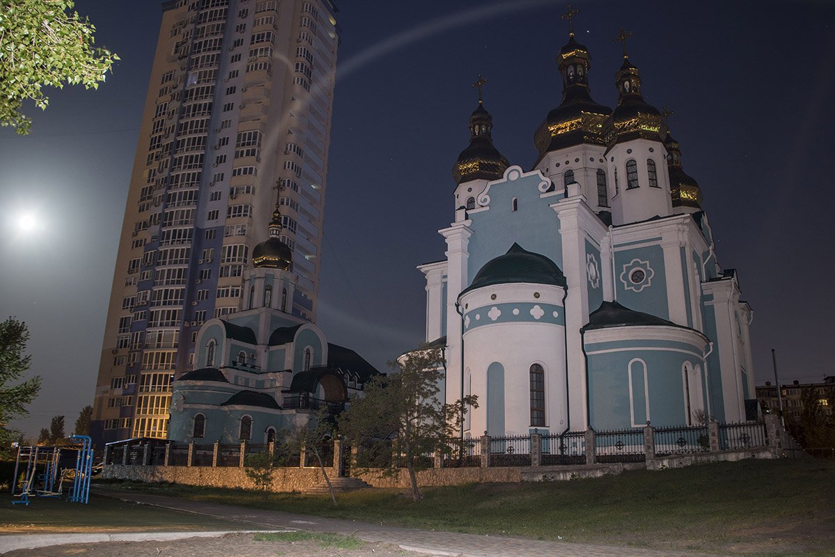 После рассвета в храм придут люди со своими молитвами