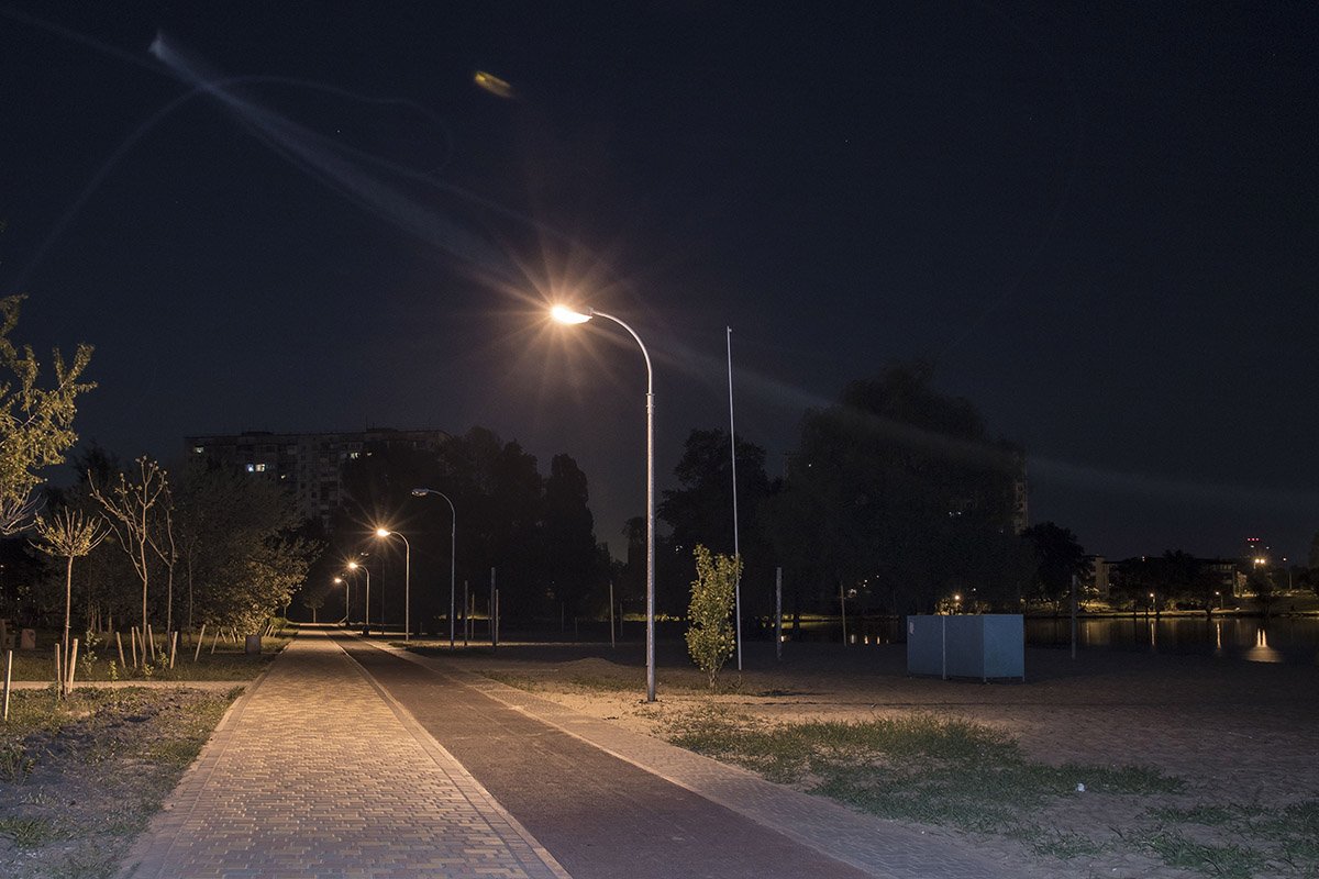 Безлюдный пляж у озера Тельбин