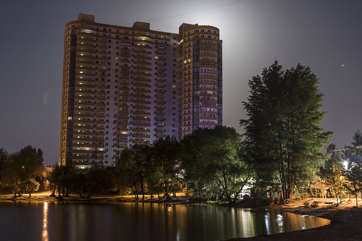 И только в нескольких окнах горит свет