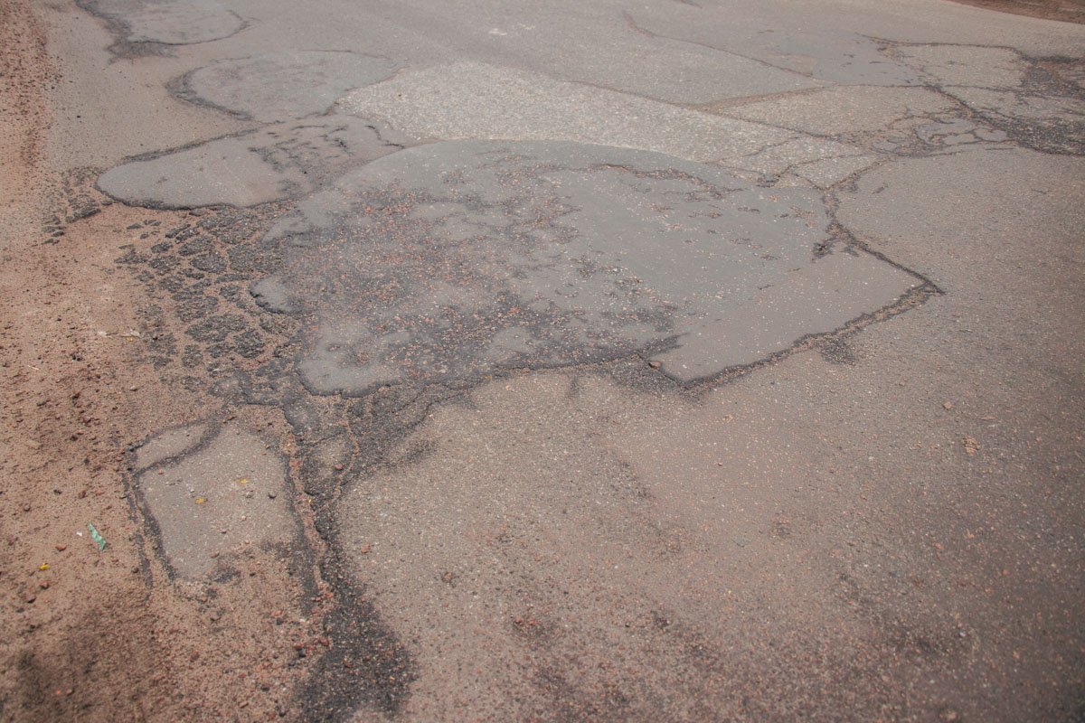 Состояние дороги на улице Красноткацкой совсем не идеальное Состояние дороги на улице Красноткацкой совсем не идеальное