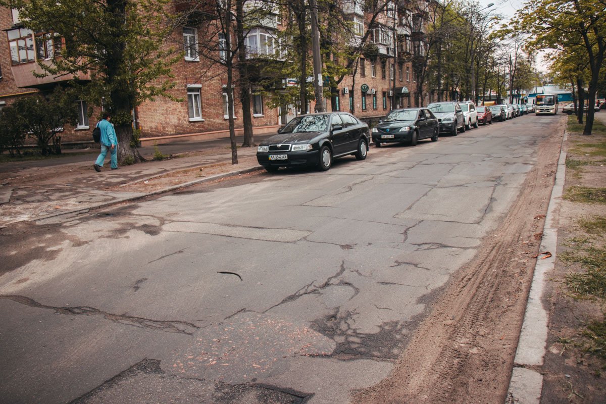 Эту улицу в Днепровском районе ремонтировали в 2017 году Эту улицу в Днепровском районе ремонтировали в 2017 году