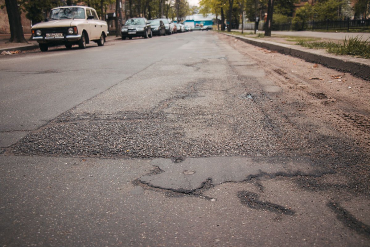 Почти все покрытие в трещинах Почти все покрытие в трещинах