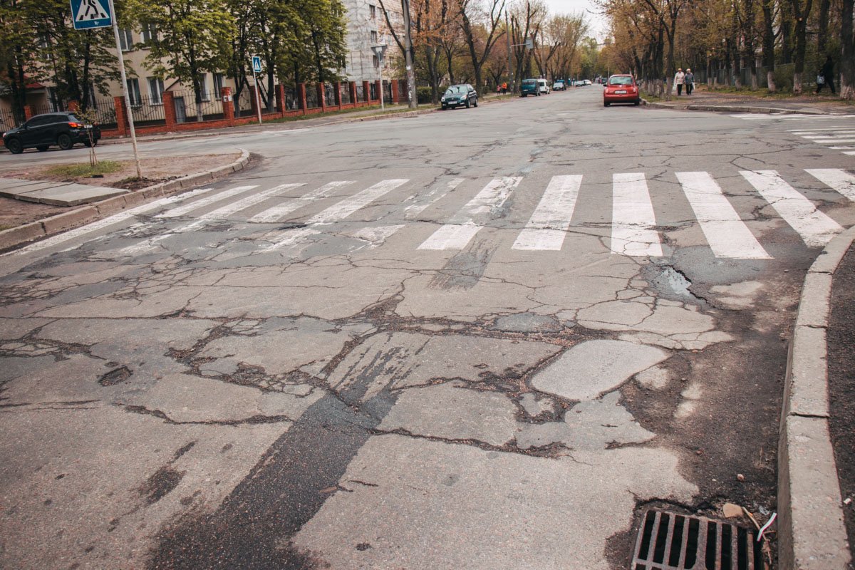 Тут может споткнуться и упасть даже пешеход Тут может споткнуться и упасть даже пешеход