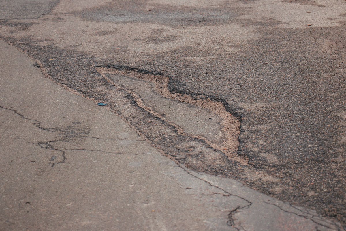 С каждым днем выбоины становятся глубже С каждым днем выбоины становятся глубже