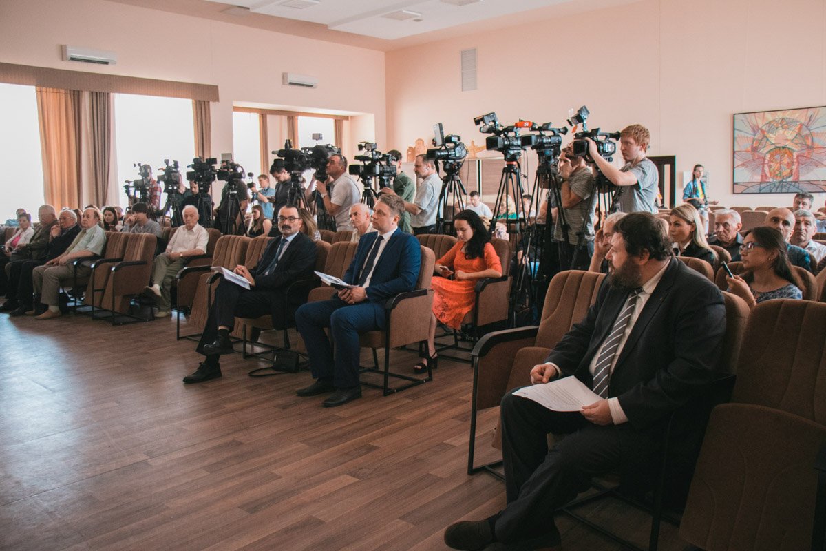 На встречу пришли десятки журналистов