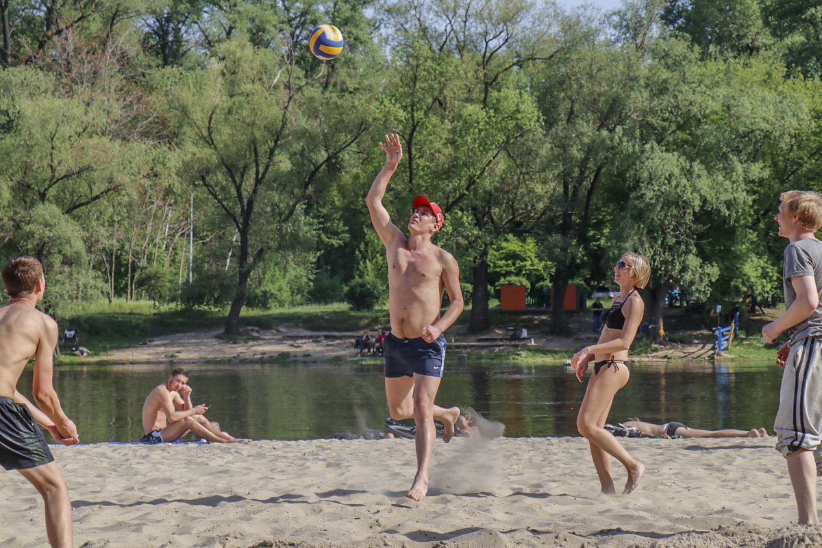 Мог бы и напрячь кубики, позируя фотографу Информатора. Но не захотел