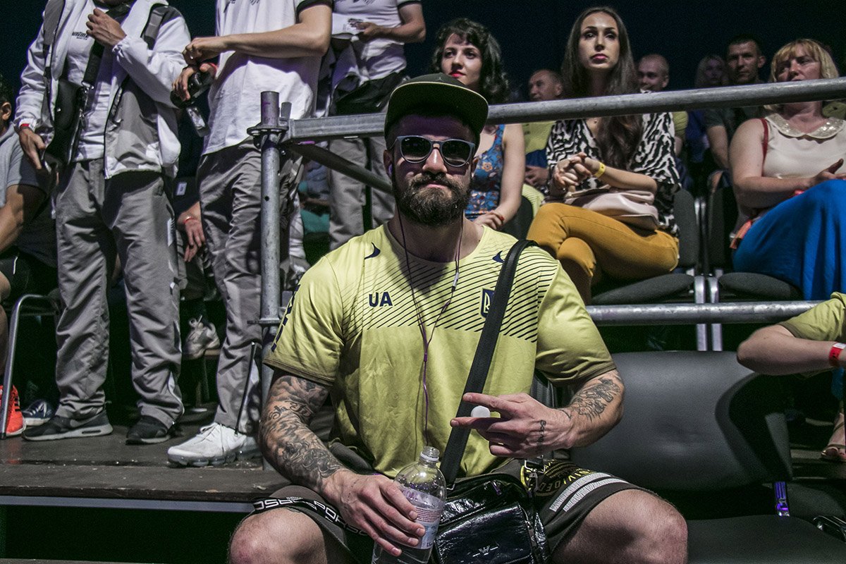 Болельщики в предвкушении яркого праздника спорта Болельщики в предвкушении яркого праздника спорта