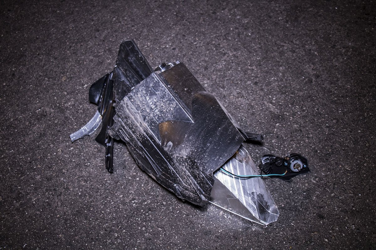 Детали от авто разлетелись по дороге и тротуару