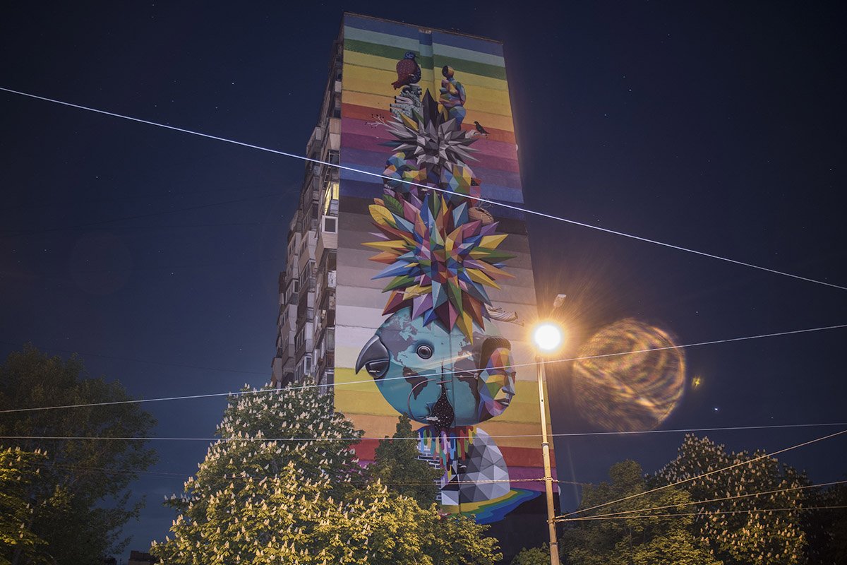 Ночью даже муралы принимают немного иной вид