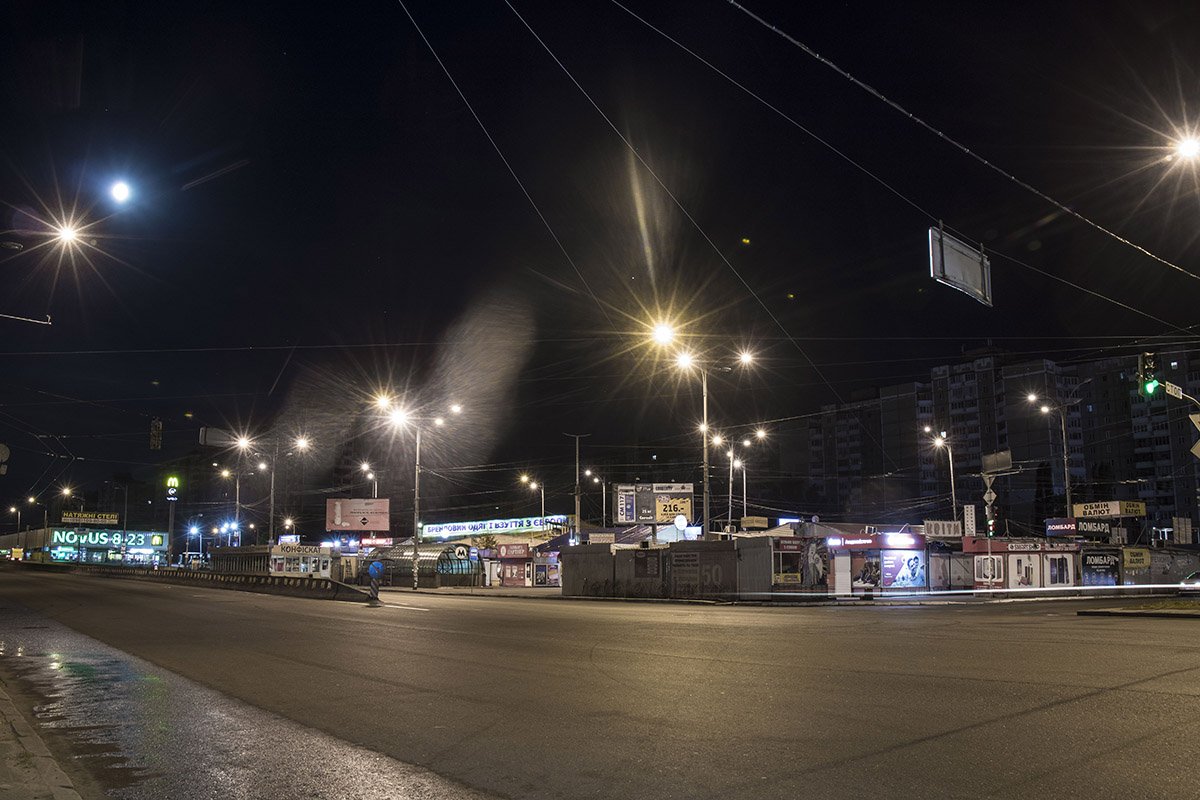 Целый проспект стоит пустынным