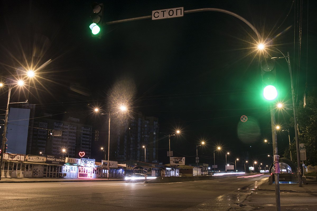 Фонарям некому освещать дорогу