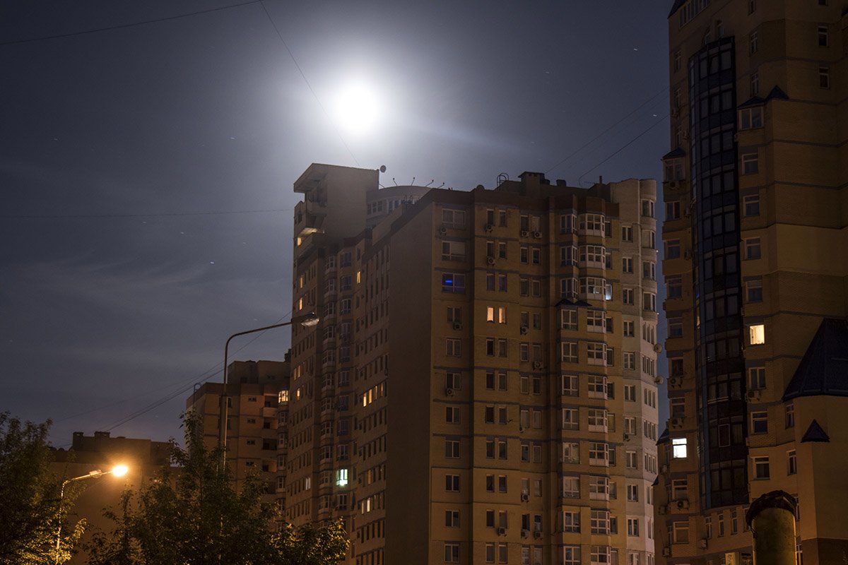 Мало в каких окнах горит свет