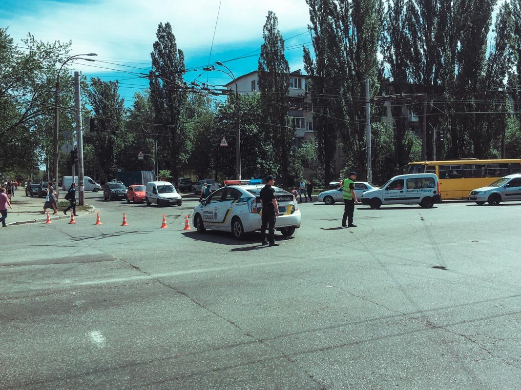 Улица Маршала Гречко перекрыта, транспорт объезжает место акции по Северно-Сырецкой улице