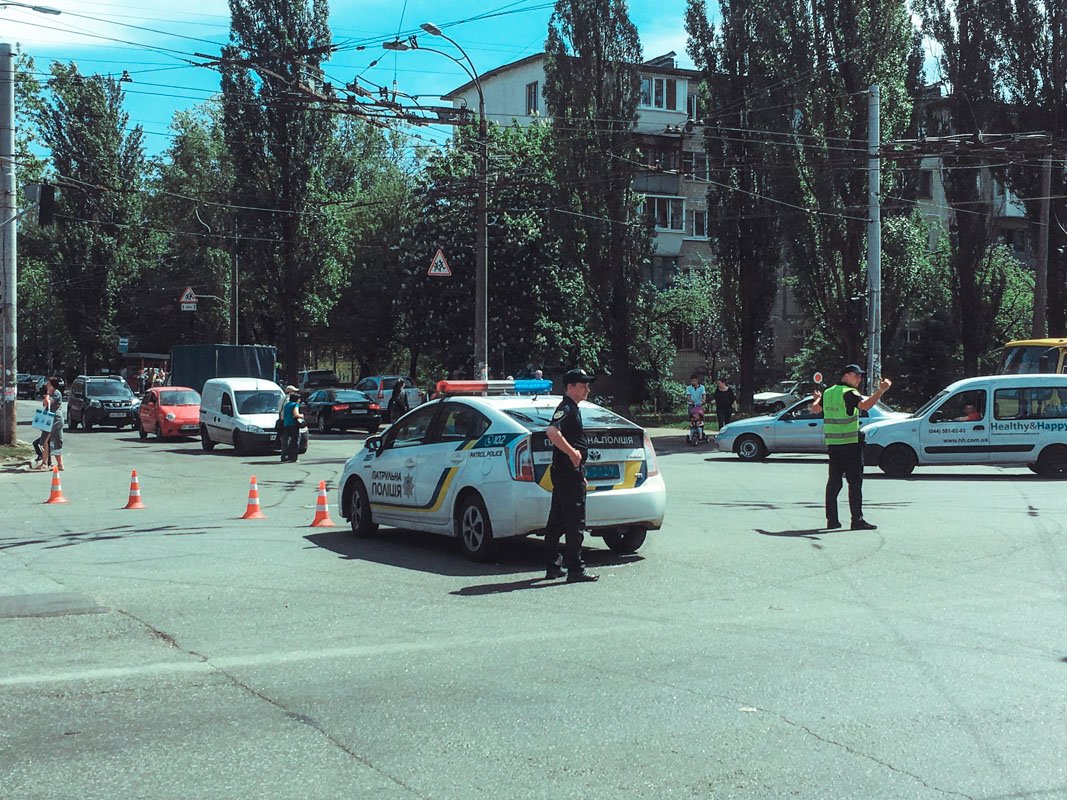 На месте дежурят несколько экипажей патрульной полиции