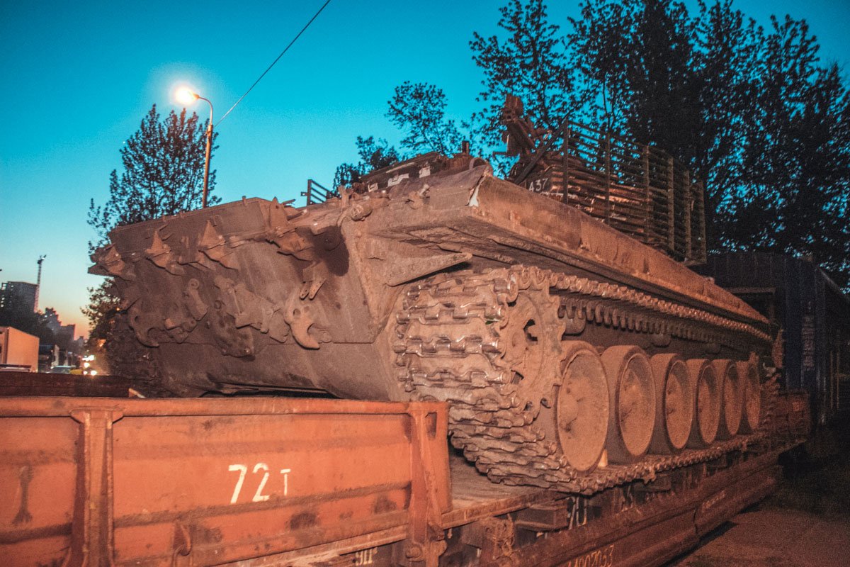 Платформа перевозила танк