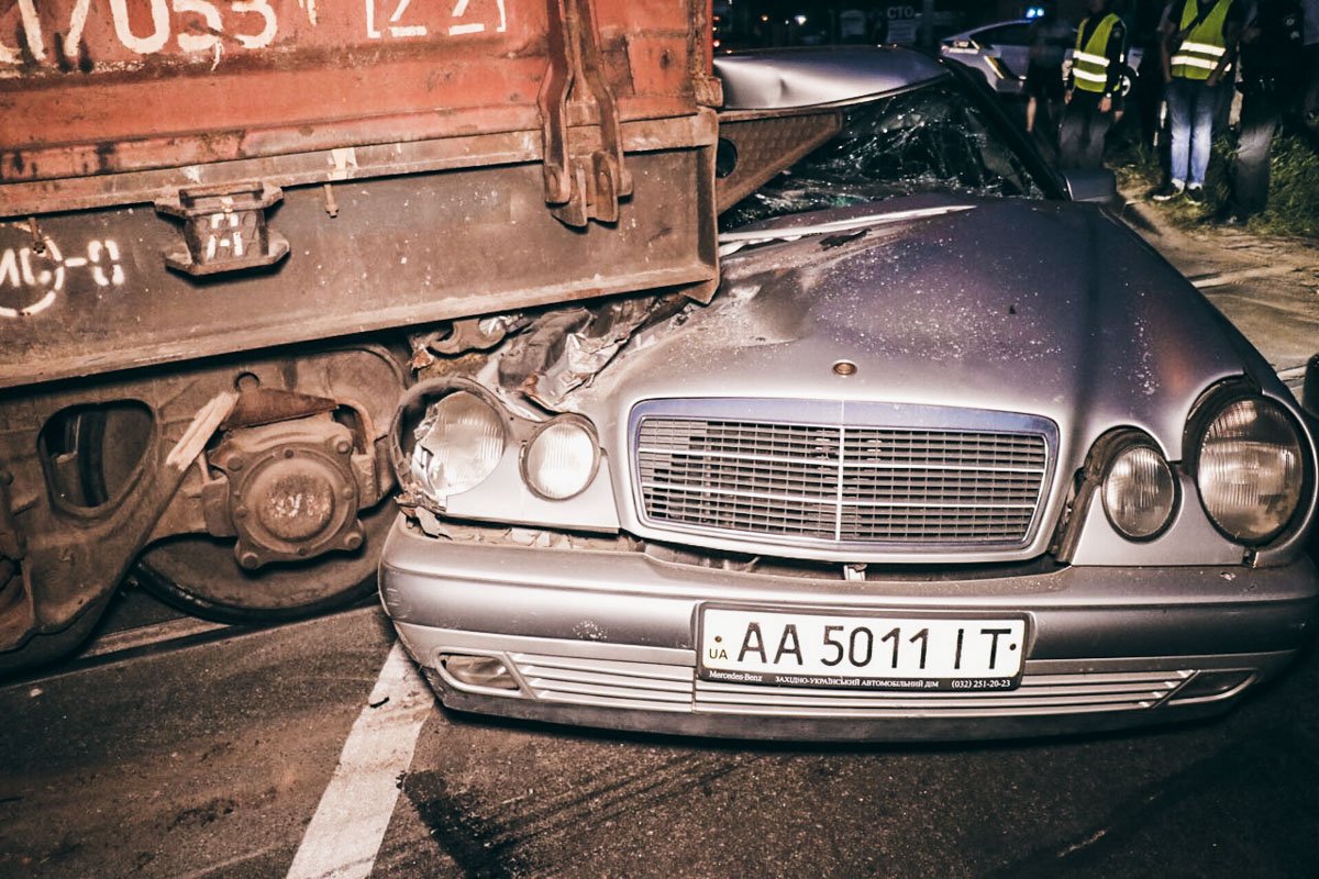 В результате аварии пострадал пассажир автомобиля