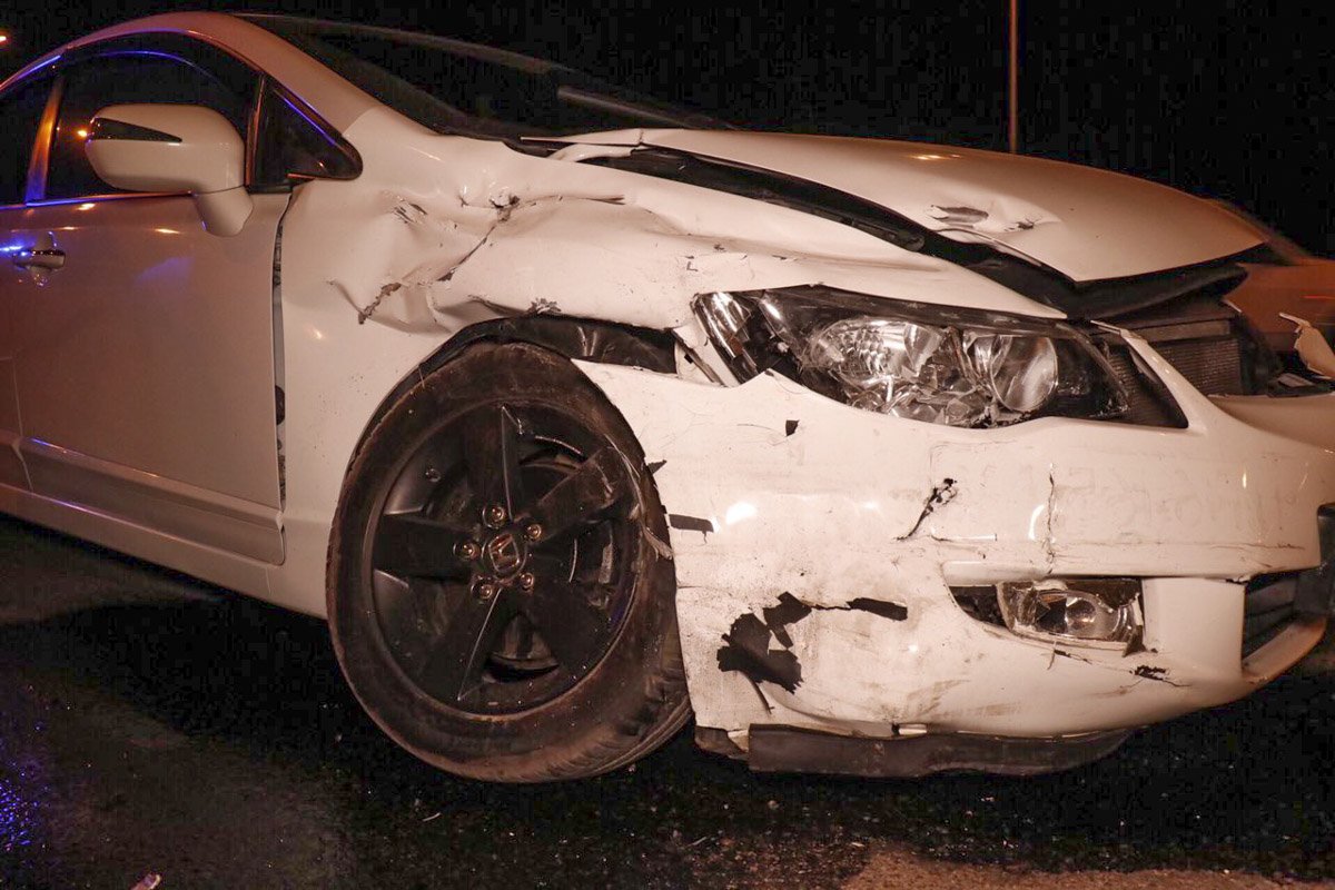 В Киеве на Красном Хуторе столкнулись Honda и Volkswagen: пострадал мужчина 3