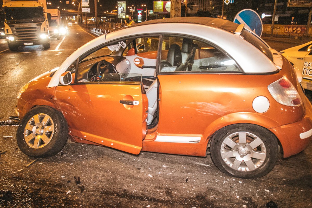 Автомобили столкнулись на перекрестке проспектов Степана Бандеры и Оболонского Автомобили столкнулись на перекрестке проспектов Степана Бандеры и Оболонского