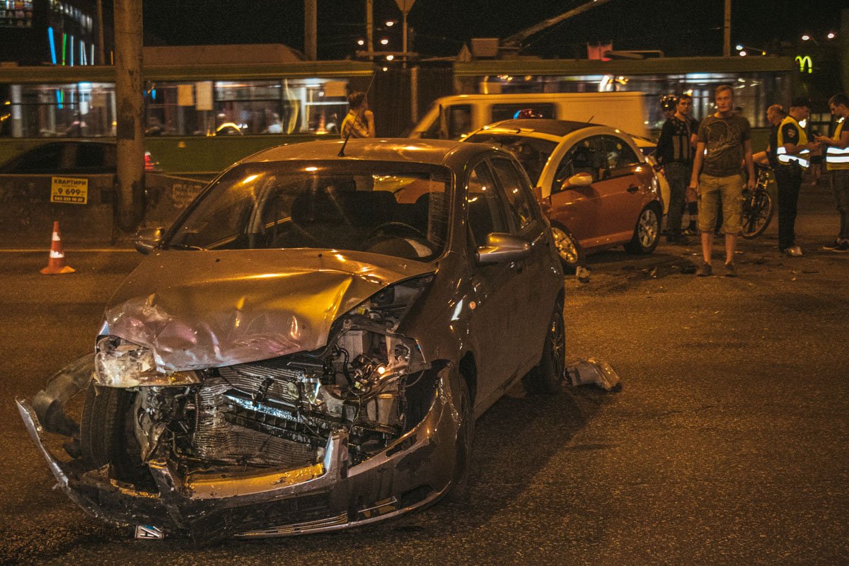 Автомобили получили серьезные повреждения Автомобили получили серьезные повреждения